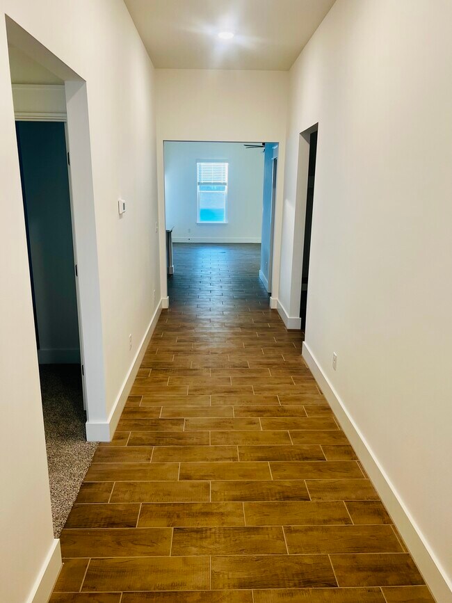 Building Photo - 251 Kristen Ln