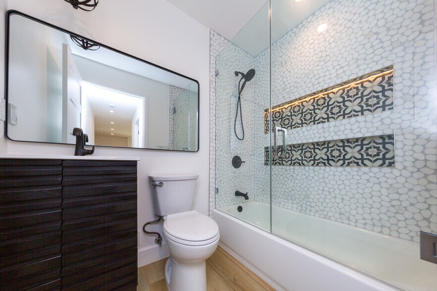 Building Photo - 854 S Sycamore Ave