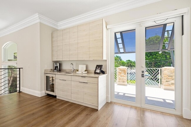 Building Photo - 2307 N Riverside Dr