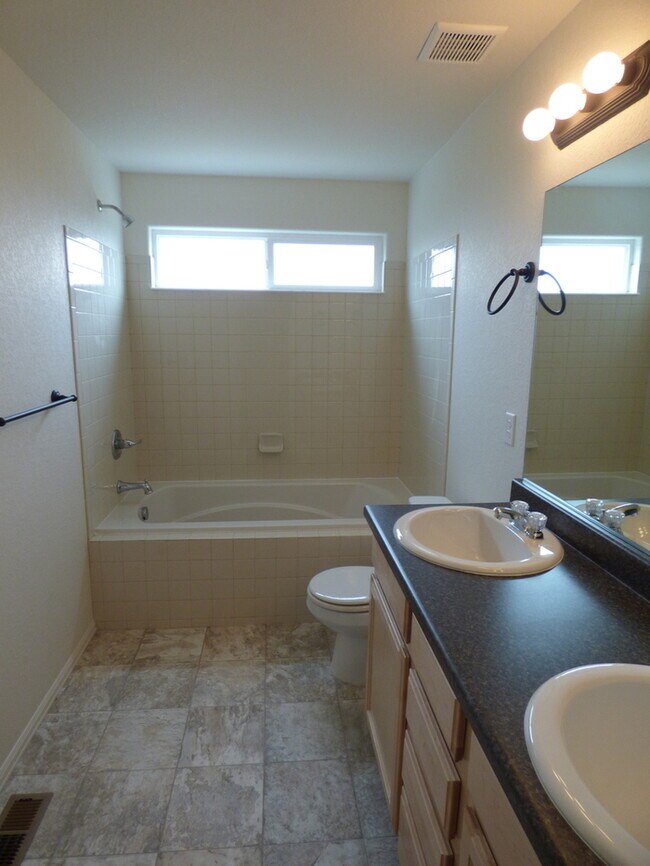 Building Photo - 4 Bed / 2.5 Bath Home in Windsor!