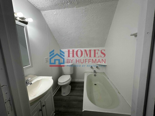 Building Photo - Upstairs One Bedroom Duplex | Move-in Ready