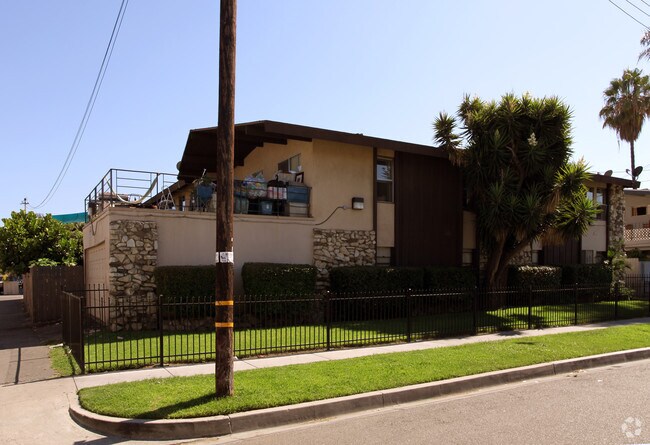 Primary Photo - 330 E Leatrice Ln