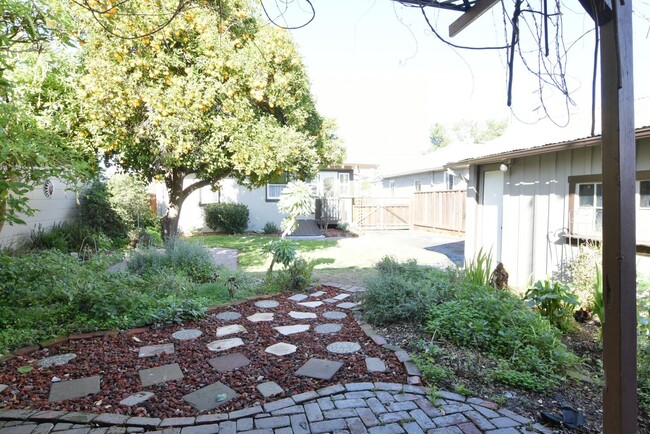 Building Photo - Charming 2 Bedroom 1 Bath San Jose Home wi...