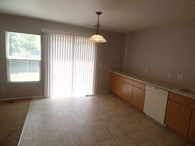 Building Photo - Beautiful 3 Bedroom 2 Bath Townhome with 2...