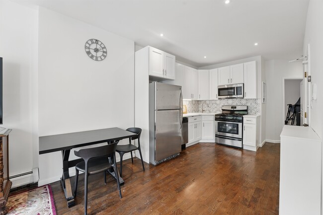 Building Photo - 242 6th St