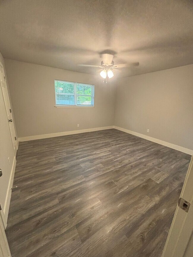 Building Photo - Three Bedroom/Two Bath Home
