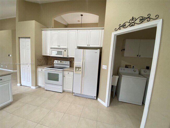 Building Photo - 639 Stanford Ln