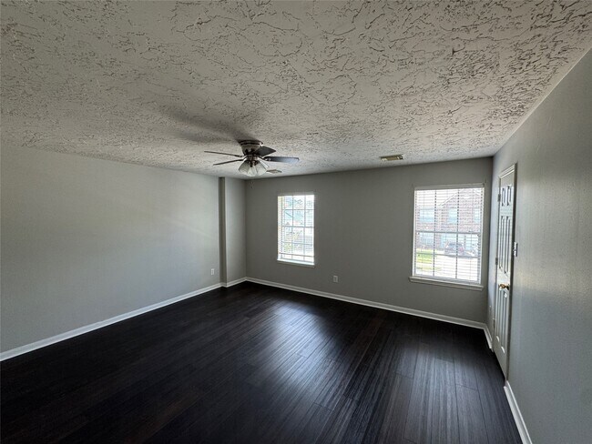 Building Photo - 20810 Deauville Dr