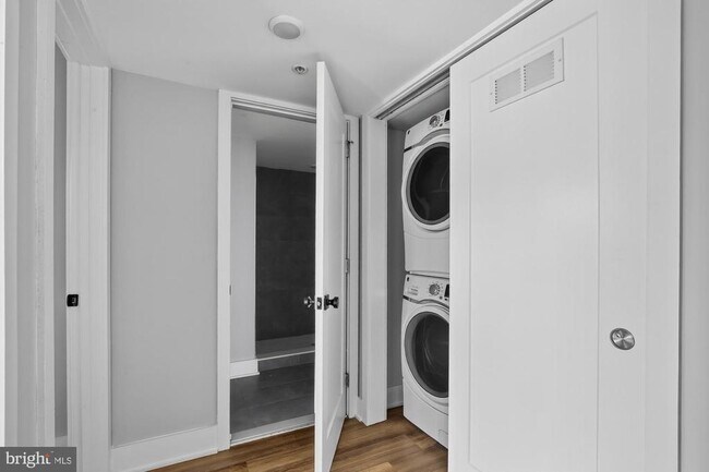 Building Photo - 3965 Lancaster Ave