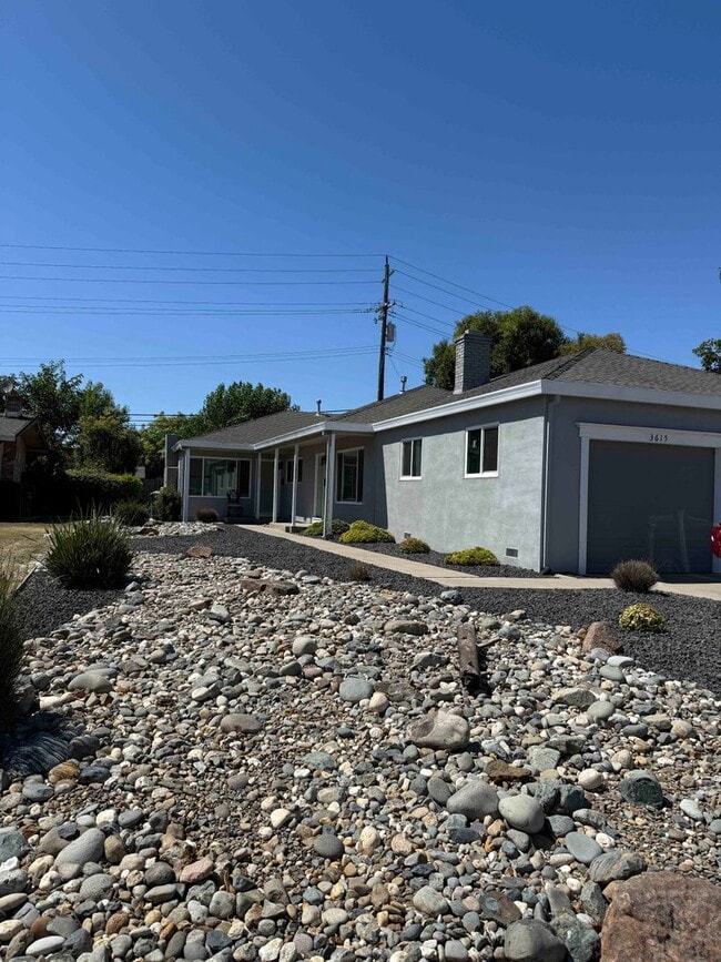 Building Photo - Great 2 Bedroom Duplex