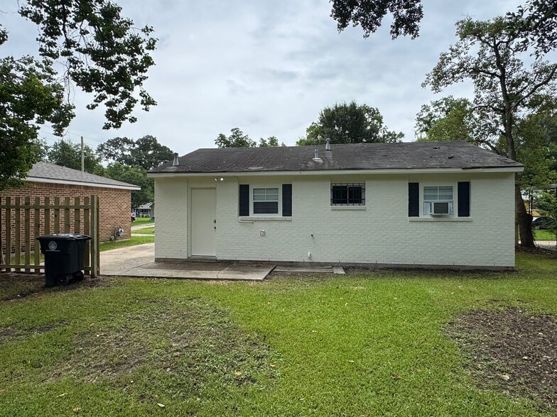 Building Photo - 5965 Denova St