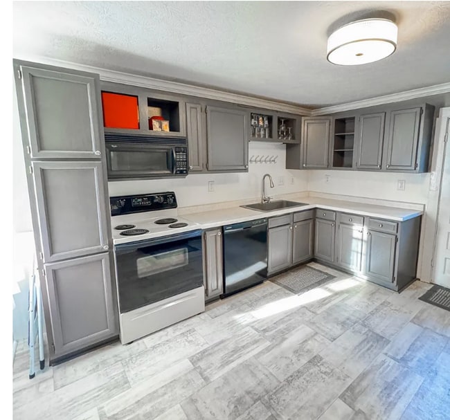 Building Photo - 2 Bedroom Single Family Home - 3 MONTH LEA...