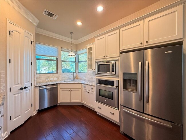 Building Photo - 2021 Simond Ave