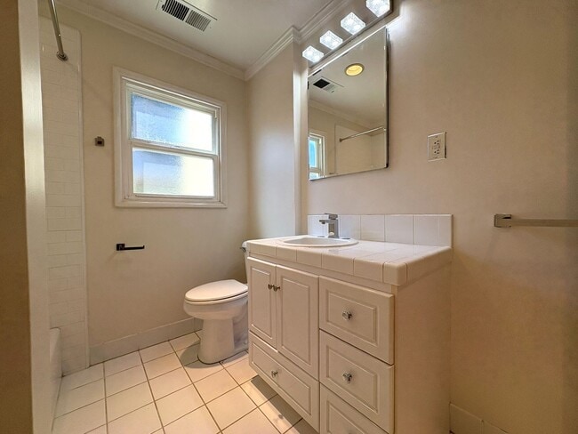 Building Photo - Beautiful 4BD/2BA Menlo Park Home with Lar...
