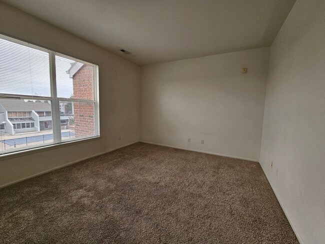 Building Photo - Awesome Aurora Top Floor 2 Bed 2 Bath Cond...