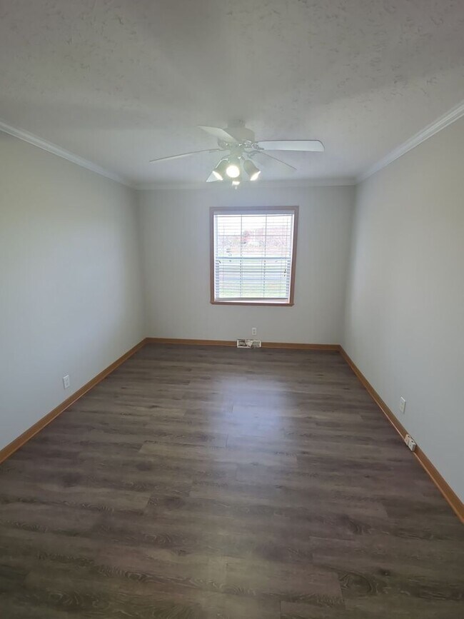 Building Photo - 124 Lake Ln