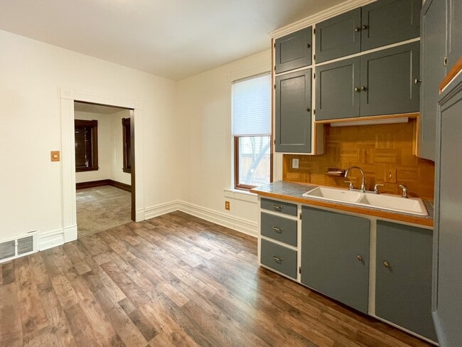 Building Photo - 1116 W Ofarrell St