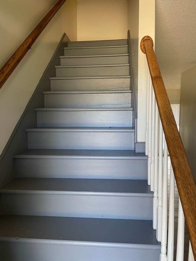 Building Photo - 3 Bedroom 2.5 Bath Townhome Located in Fou...