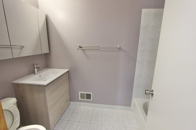 Building Photo - 7108 W Niles Ave