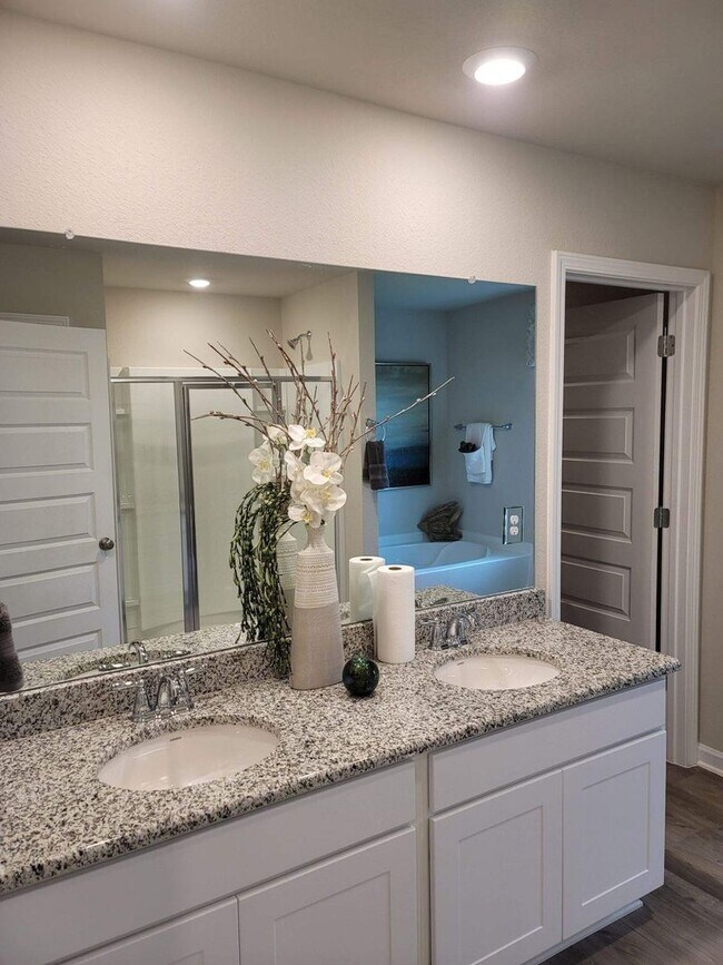 Building Photo - 2022 Built 4 Bed/2 Bath Smart-Home within ...