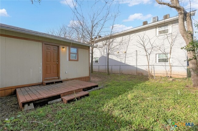 Building Photo - 905 Parmer Ave