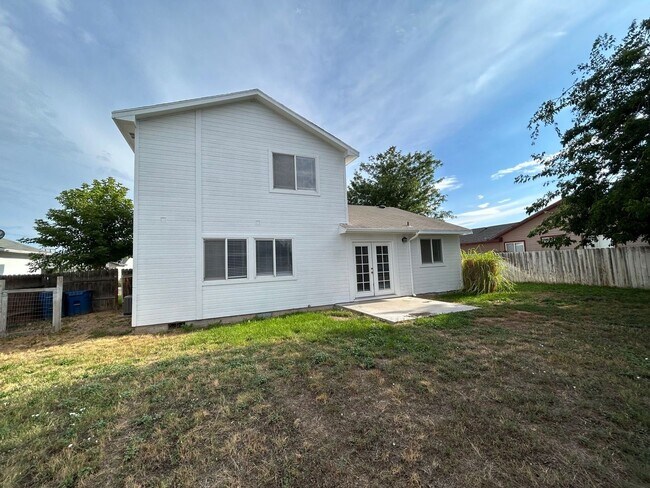 Building Photo - 830 W Sheridan Ave