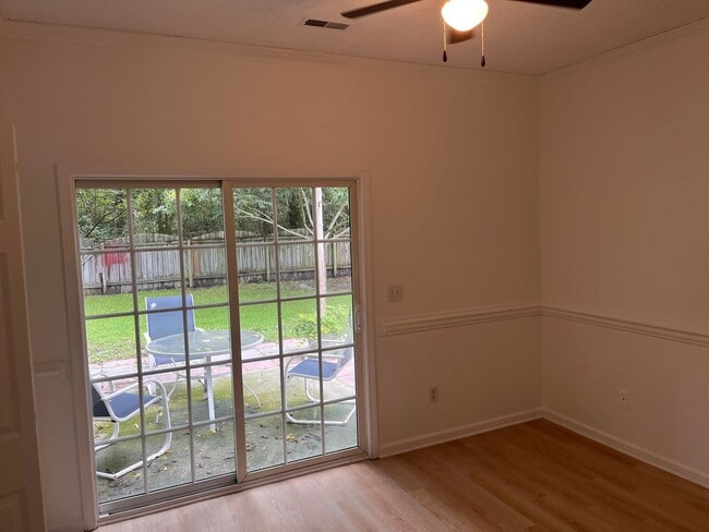 Building Photo - 3 Bedroom 2 bath Single Family Home locate...