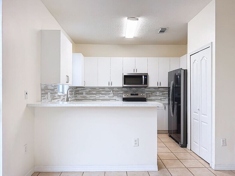 Building Photo - 4330 NW 114th Pl