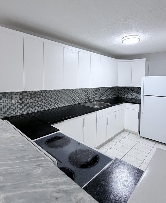 Building Photo - 10000 NW 80th Ct