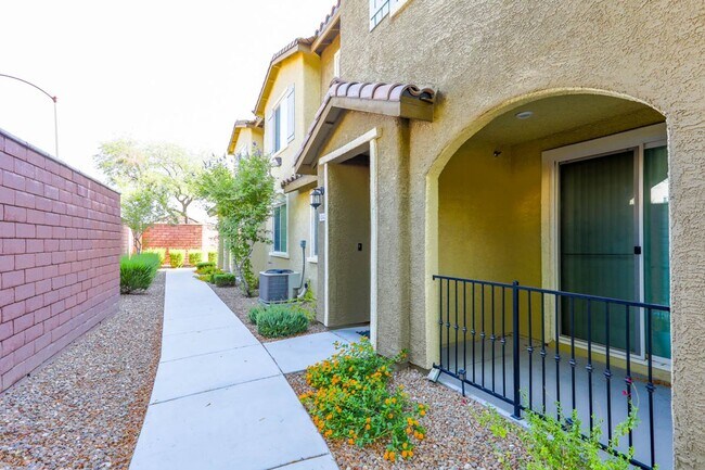 Building Photo - Beautiful Mountains Edge 3 Bedroom Townhome
