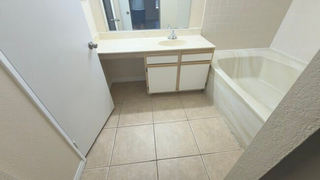 Building Photo - 2 Bedroom Condo!