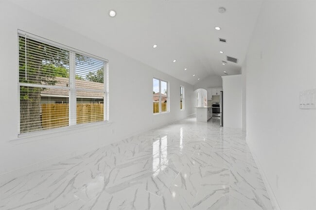 Building Photo - 225 Royder St