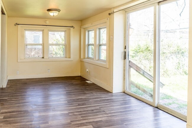 Building Photo - Spacious 2 bedroom 2 bath house