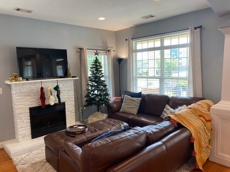 Building Photo - 1215 Pine St