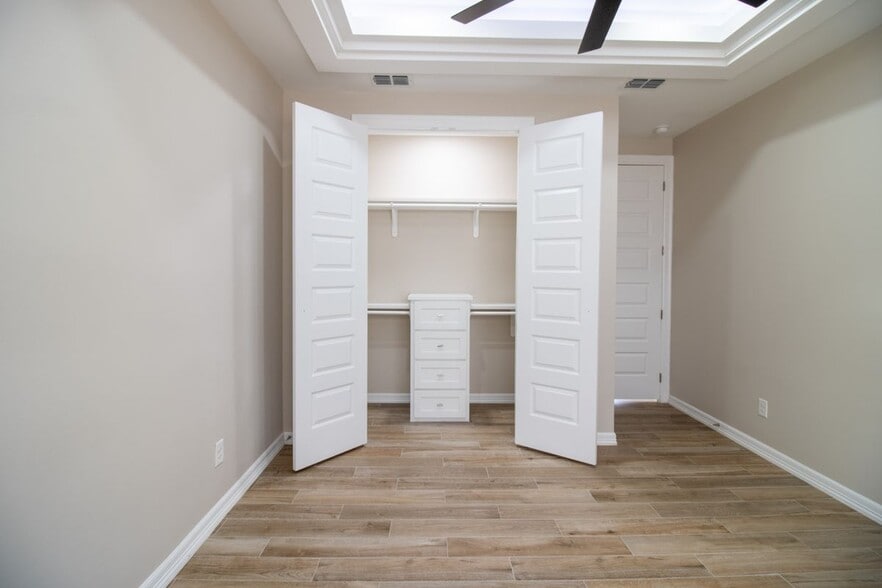 Building Photo - 5315 N Crown Point