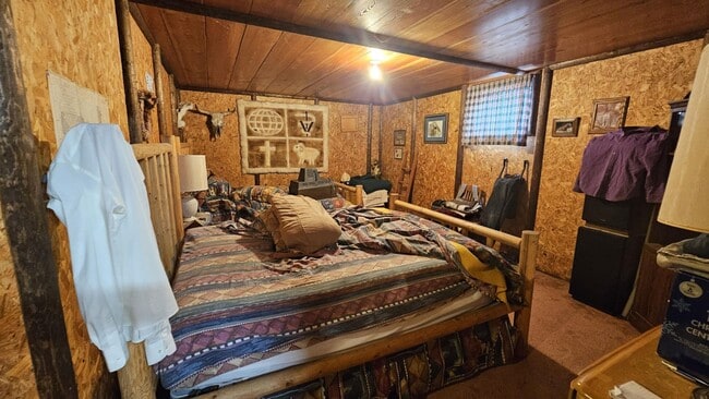 Building Photo - Fully Furnished house on 40 Acres Horse Pr...