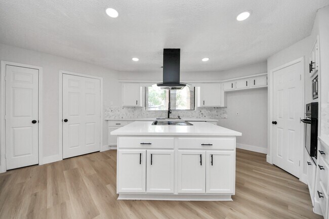 Building Photo - 7427 Willow Oak Dr