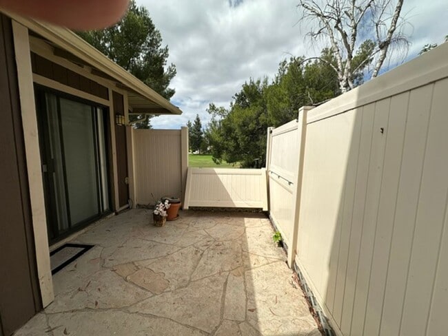 Building Photo - Stunning END-UNIT 3-bedroom condominium located in Agoura Hills