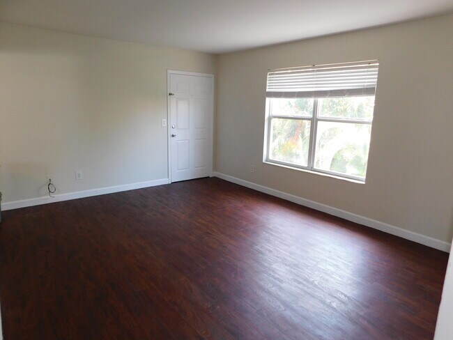 Building Photo - 741 Hummingbird Way