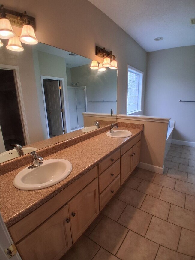 Building Photo - Beautiful 4-bedroom 2 bath home 69S Tuscaloosa