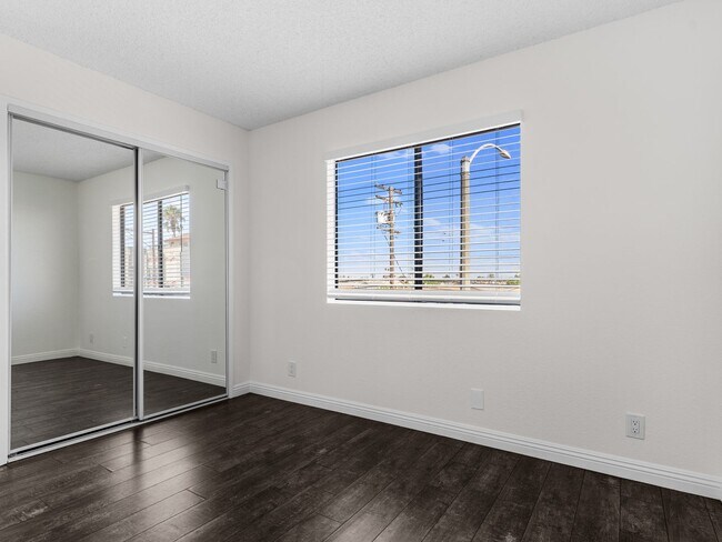 Building Photo - 1168 E 10th St