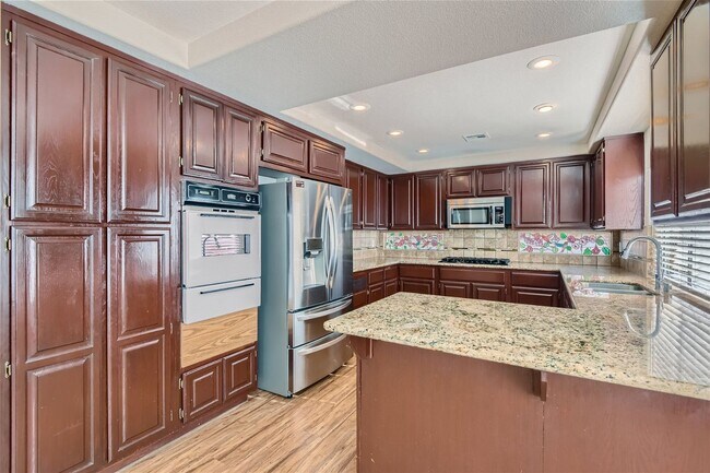 Building Photo - HUGE 5 Bedroom Home In Desert Shores with ...