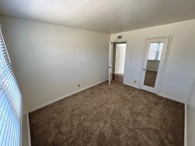 Building Photo - Central Ventura Home with Large Yard!