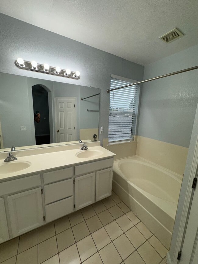 Building Photo - BEAUTIFUL TWO STORY 4 BED, 3 FULL BATH, & 2 CAR GARAGE