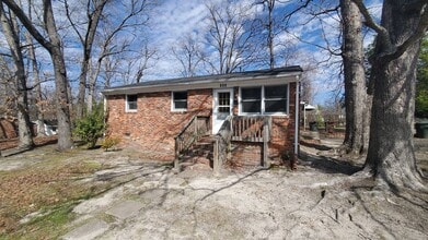 Building Photo - 3 Bedroom 1 Bathroom House