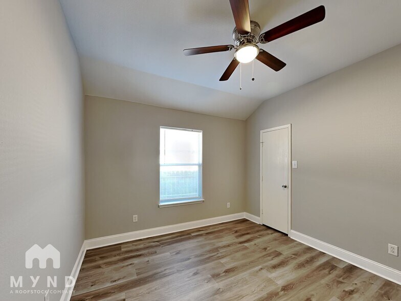 Building Photo - 105 Adams Dr