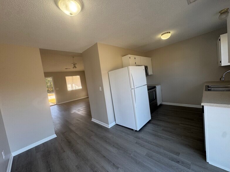 Building Photo - 2467 Stratford Lake Rd