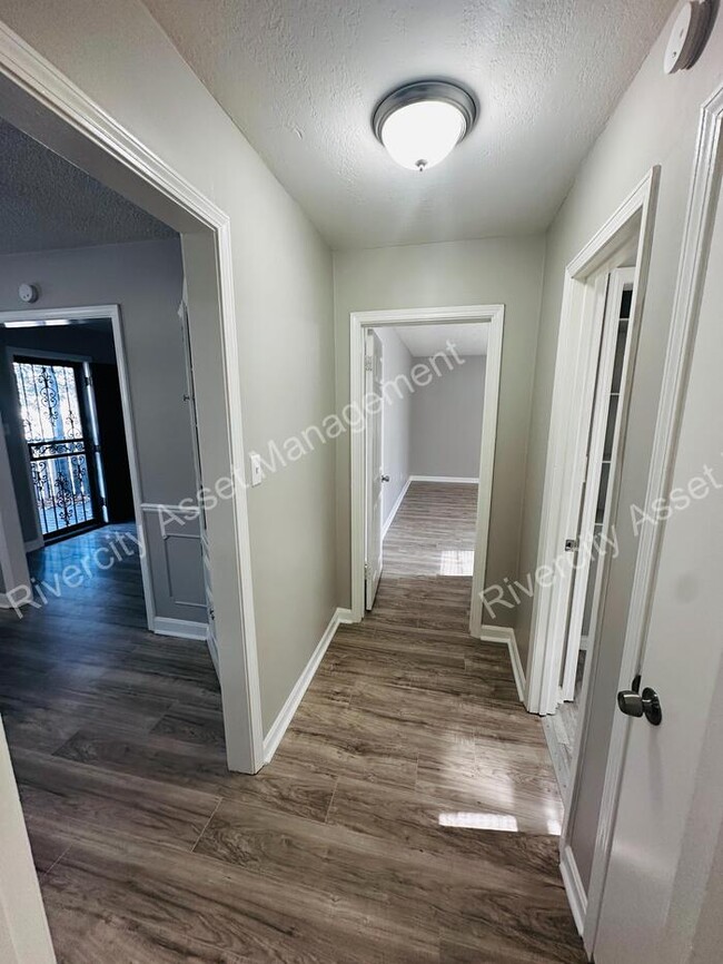 Building Photo - Lovely 4 Bedroom Home!!! Section 8 Friendl...