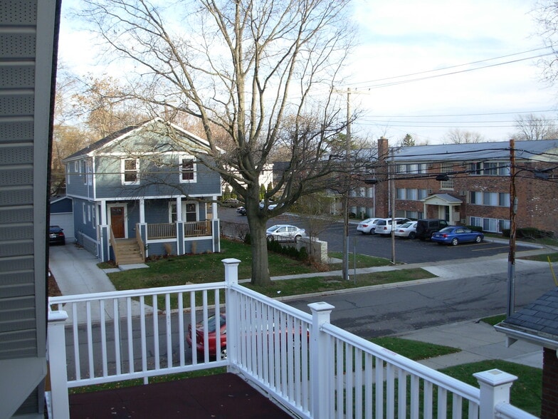 Building Photo - 133 Curry Ave