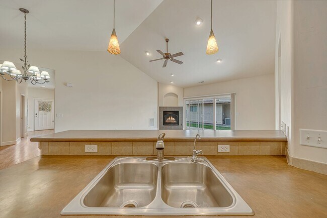Building Photo - 832 Montclair Dr